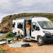 停泊在海邊的露營車