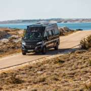露營車自駕旅行示意圖，說明露營車保險、第三責任險與車體險的重要性