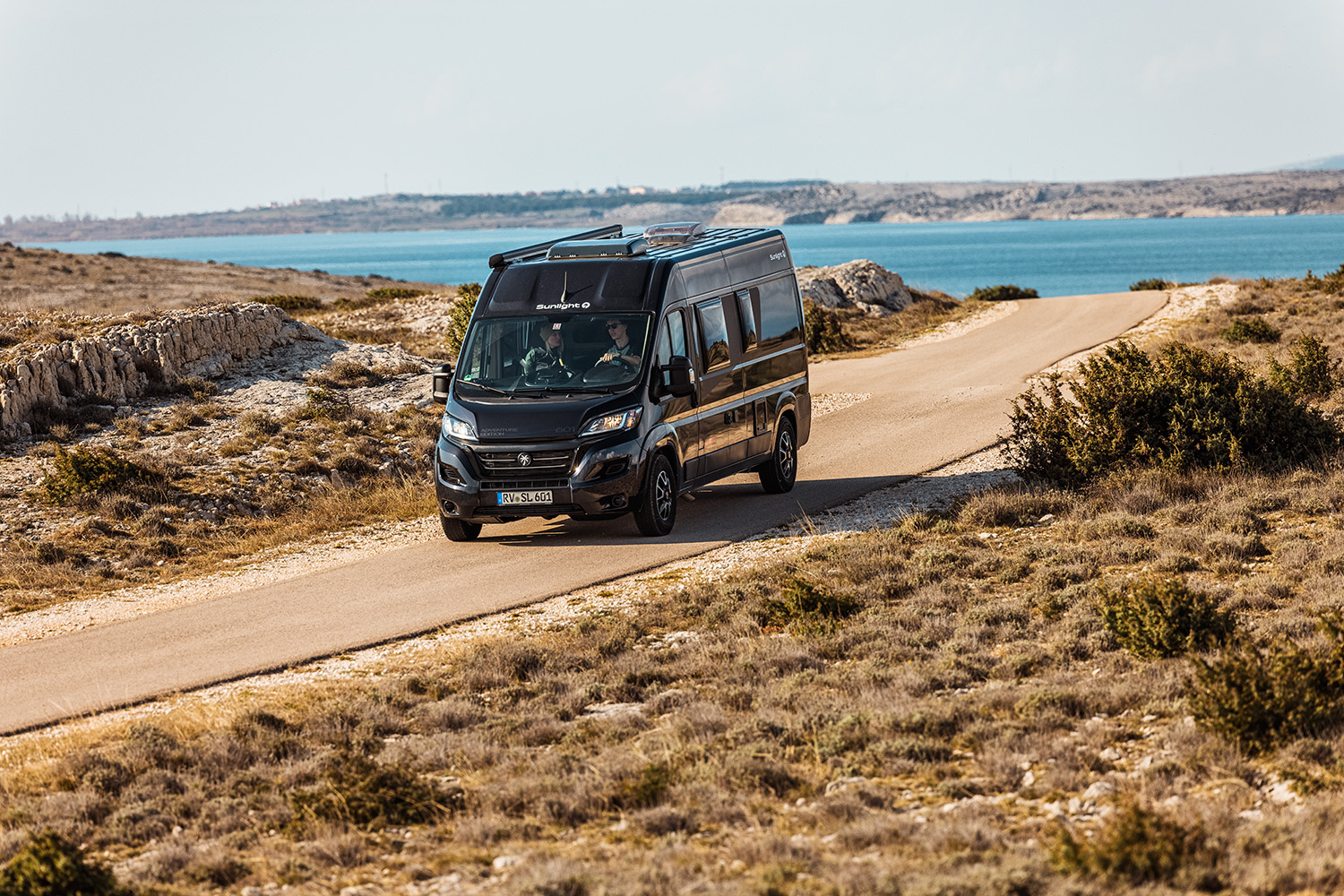 露營車自駕旅行示意圖，說明露營車保險、第三責任險與車體險的重要性