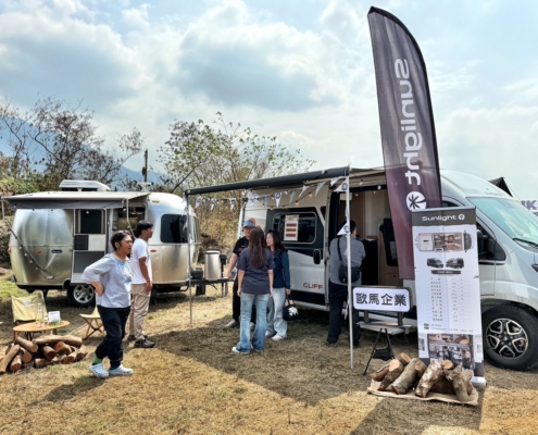 Sunlight 露營車 Cliff 601 於屏東北野祭活動現場展示,民眾參觀露營車內部體驗露營車生活